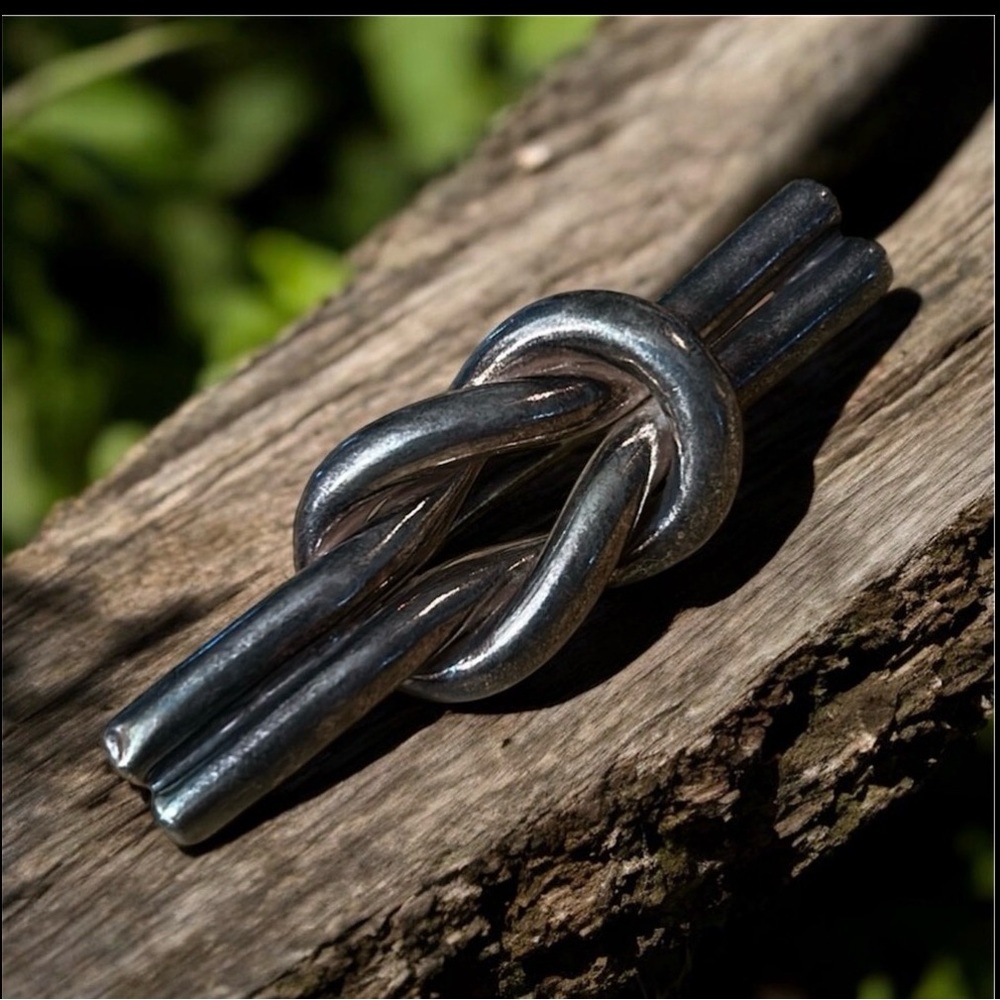 Silvertone knot brooch square reef knot